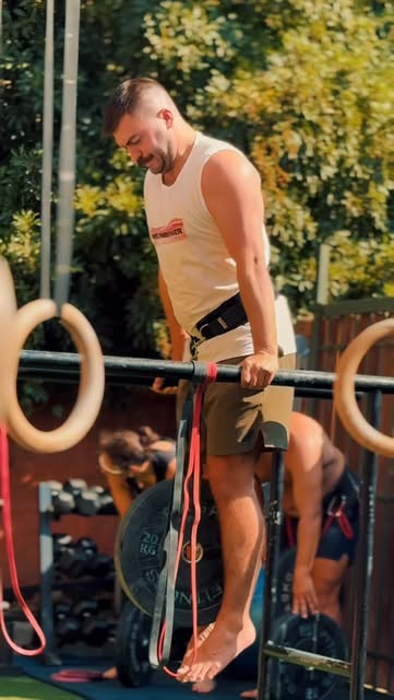Calistenia en las barras al aire libre de Hanuman